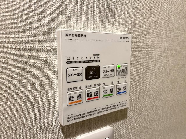 浴室乾燥機　雨の日や花粉の季節のお洗濯に重宝する「浴室換気乾燥機」を設置。湿気を抑えてカビ予防にも役立ち、浴室をいつも清潔で爽やかな状態に保てます。