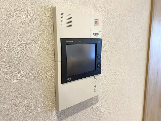 TVモニター付きインターフォン　室内に「TVモニター付きインターホン」を完備。来訪者の顔を画面でしっかり確認してから対応できるため防犯性に優れ、お子様のお留守番時も安心です。