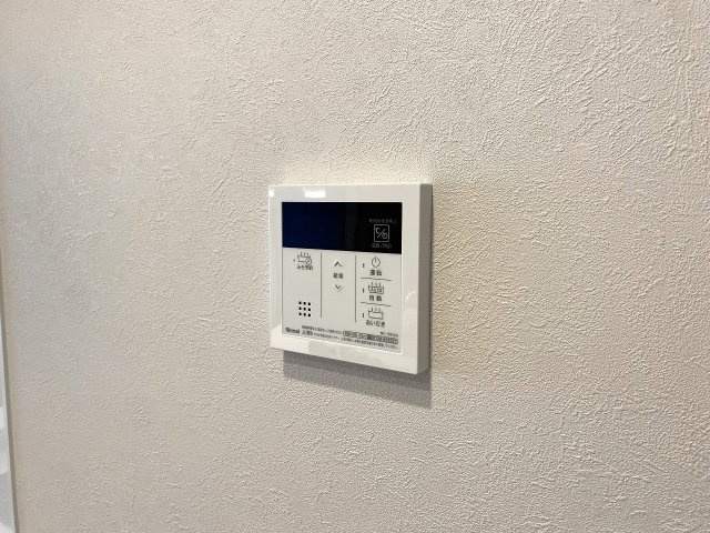 追い焚き機能　ボタン一つでお湯はりから保温・追い焚きまで完了する「自動お風呂機能」付き。帰宅時間が異なるご家族でも、いつでも温かいお湯で快適に入浴していただけます。