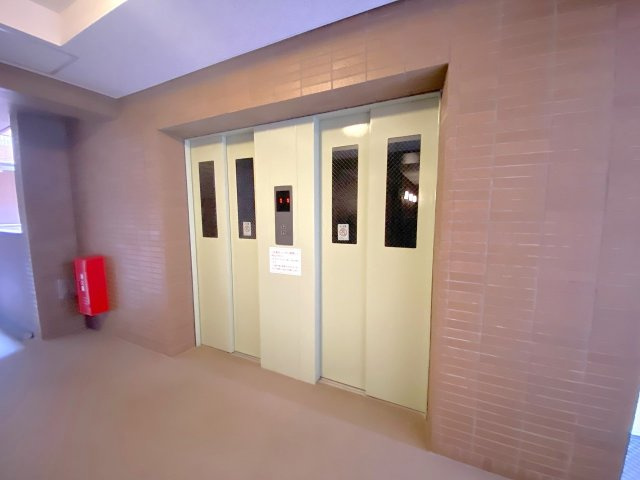 エレベーター　上階への移動もスムーズで快適なエレベーター完備。重いお買い物袋やスーツケースの持ち運びもラクラクで、日々の移動ストレスを大幅に軽減してくれます。