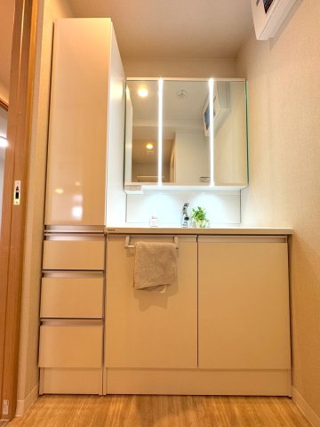 洗面台新規交換　清潔感あふれる洗面化粧台に新規交換済み。機能的なデザインで毎日の身支度がスムーズに行え、三面鏡裏などの収納スペースも確保されています。朝の忙しい時間帯も快適です。