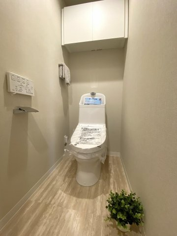 トイレ新規交換　トイレ設備新規交換済み！温水洗浄便座付きで毎日気持ちよくお使いいただけます。クロスも貼り替えられており、清潔感のある明るい空間に仕上がっています。
