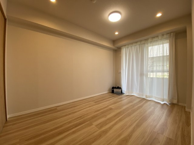 洋室5.5帖　（間取り右下）　独立性の高いお部屋で子供部屋やワークスペースに最適。クローゼット付きでお部屋を広く清潔に保てる設計です。