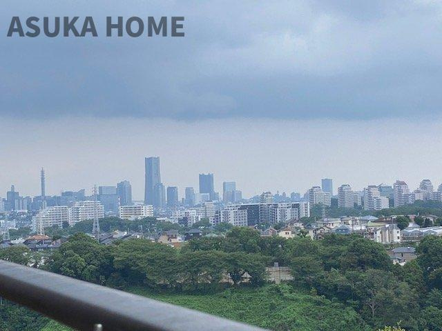 バルコニーからはみなとみらいの街並みを望むことができます。