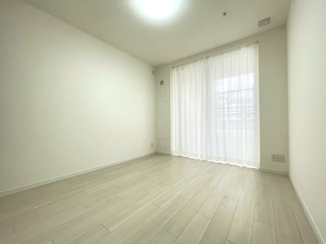 大きな窓がついており、明るい寝室。爽やかな朝を迎えられそう。　