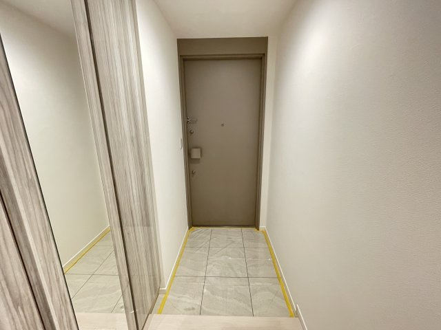 大きな鏡のついた玄関で、お出かけ前の身だしなみチェックもバッチリです。　