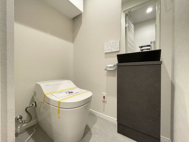 温水洗浄便座付きの清潔感あるトイレは、落ち着いた空間に。　