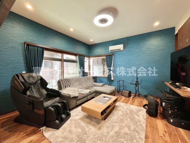 天井高が2部屋は3mほど高く、ライトはファン付き、ダウンライト付きです。　窓にLow-eペアの樹脂サッシで二重窓です。