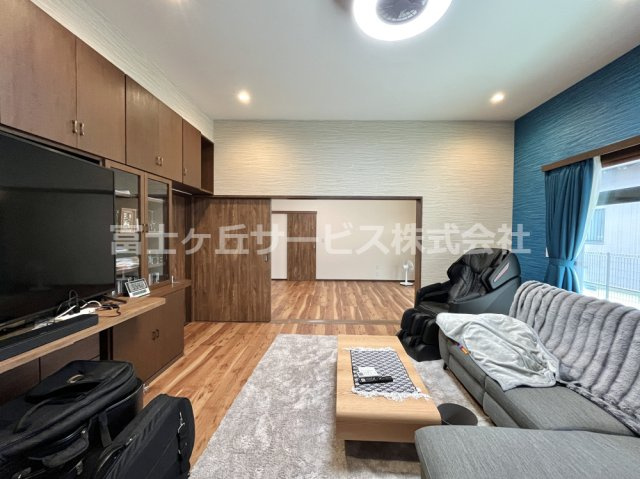 天井高が2部屋は3mほど高く、ライトはファン付き、ダウンライト付きです。　窓にLow-eペアの樹脂サッシで二重窓です。