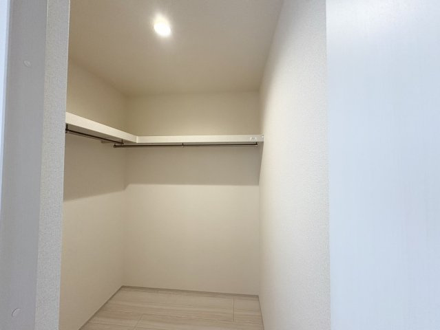 季節物の衣類や大きな荷物もまとめて収納OK