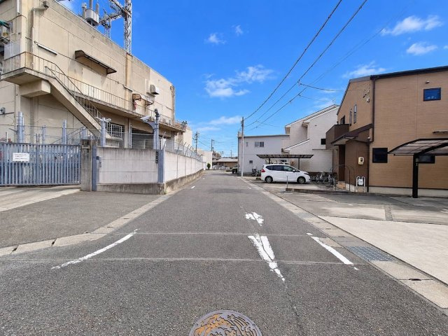青空が広がる開放的な前面道路。周辺は落ち着いた住宅街で、心地よい暮らしが叶います。