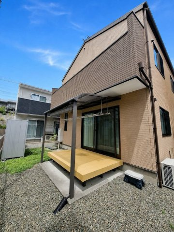 砂利敷きで雑草対策や手入れの負担を抑えやすいです。テラス側は開けた印象があり、明るく開放的な雰囲気。