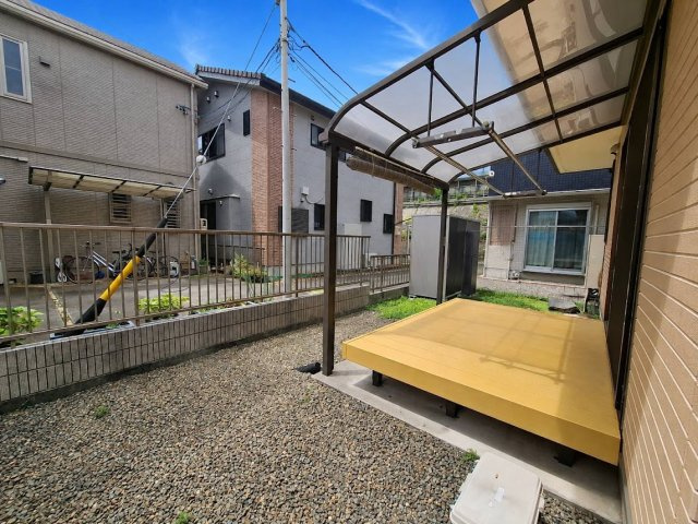 屋根付きウッドデッキが魅力！洗濯物干しにもくつろぎの場にも活用できる、開放感ある外部空間です。