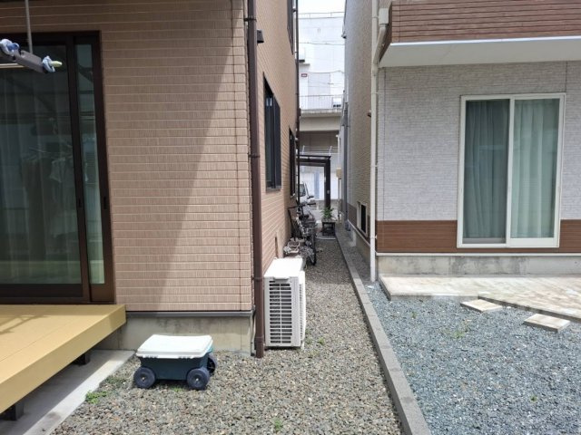 隣家との間にゆとりあるスペースを確保。建物まわりの通風やメンテナンスにも配慮された住まいです。