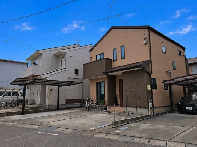 落ち着きのある佇まいが街並みに調和。家族の暮らしを心地よく包み込む、温もりある住まいです。