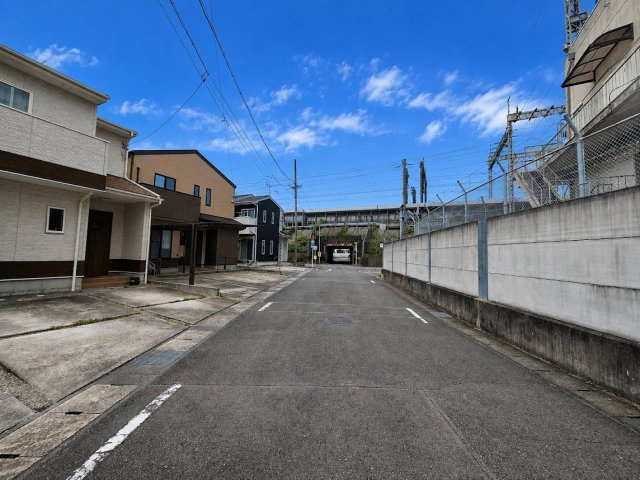 ゆとりある前面道路で開放感のある立地。見通しも良く、車の出入りもスムーズに行えます。