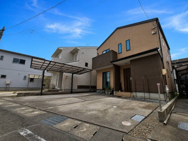 すっきりとした外観と落ち着いた色合いが魅力。飽きのこない、上品な佇まいの住まいです。