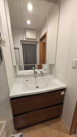 三面鏡の独立洗面台◎