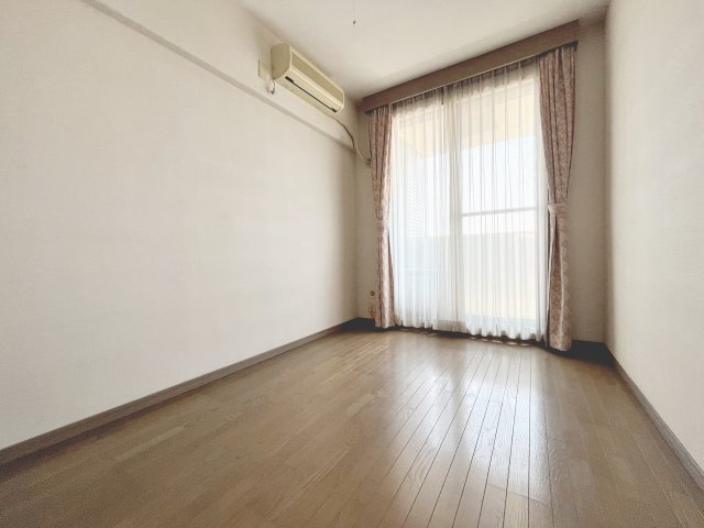 スタンダードな洋室です