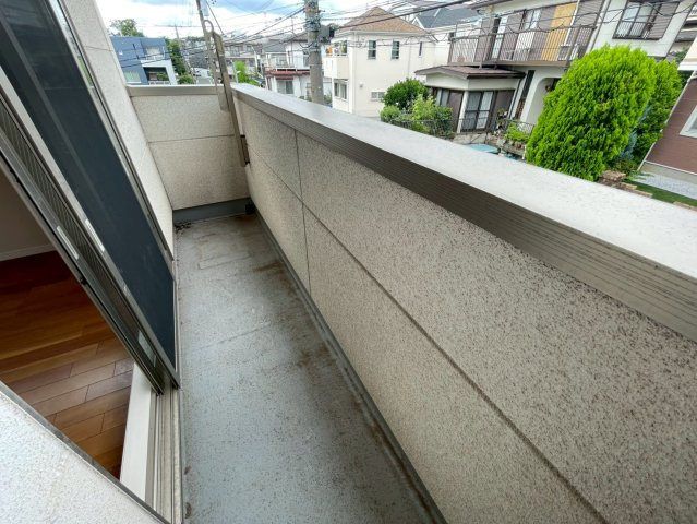 暖かな日差しのふりそそぐワイドバルコニー