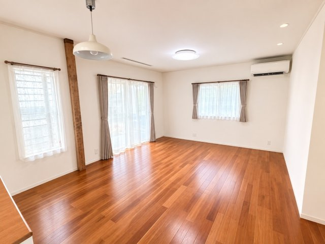 ◆広々二面採光で室内が明るいです　※家具・小物はAIで消しています◆
