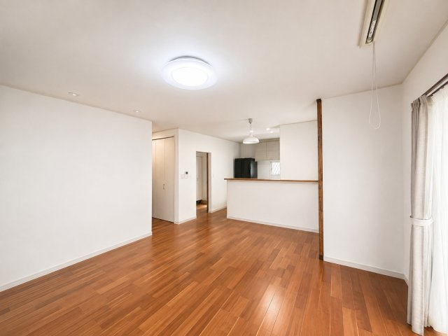 ◆ゆったりとした空間のリビングです◆　※家具・小物はAIで消しています