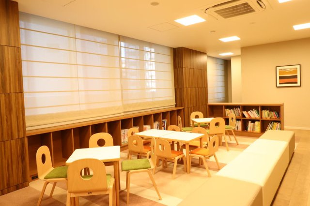 【ライブラリー】大人からお子様まで楽しんで頂ける空間です。テーマは「知がめぐり、人がつながる」。