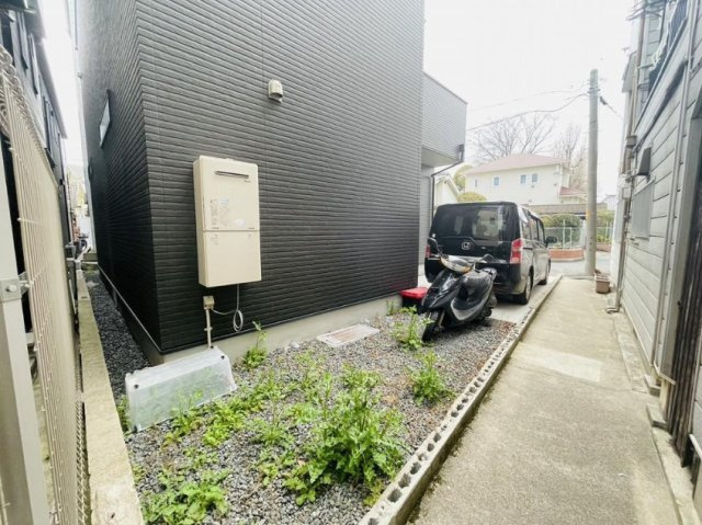 建物北側：ガーデン・フリースペースあります♪こちらに駐輪・バイクも置けますね♪