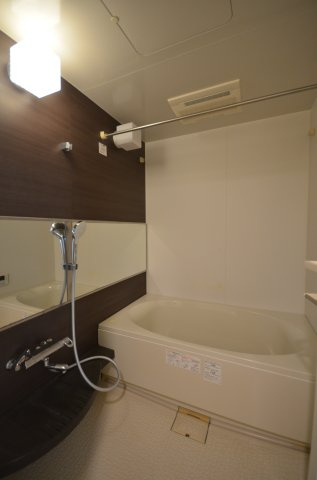 1418サイズの浴室（給湯器は省エネ性能の『エコキュート』です！）