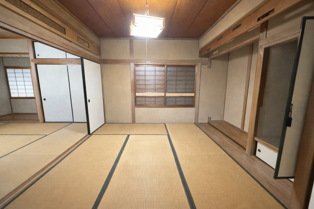 玄関横に配置された和室は、来客対応にも便利な一室です。独立性が高く、客間や書斎、趣味部屋としても活用可能です。押入収納も備わっており、布団や季節物の収納にも困りません。和の趣を感じさせる空間です。