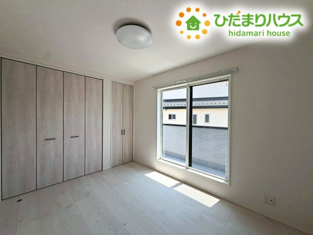 バルコニーに面している居室なので、自然と光が差し込みます。