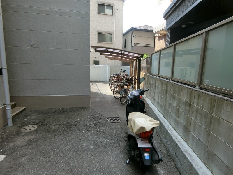 雨の日に助かる屋根付き駐輪場◎