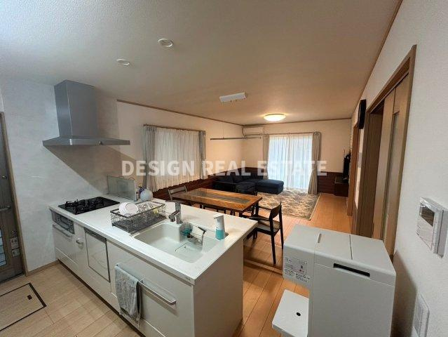 動きやすい広々ワークトップです。床下収納、たっぷり入るスライド収納、食器洗浄乾燥機がついて、使いやすいキッチンです。　現地(2024年6月撮影)