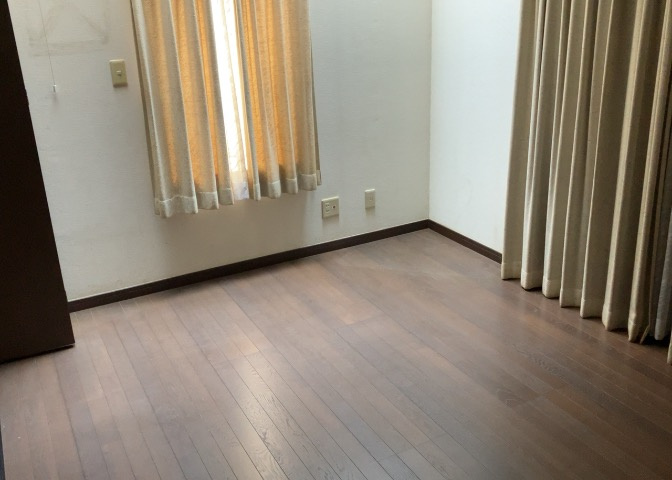 洋室のメリットは重い家具が置きやすく、身の回りが整理しやすいことです。　床がフローリングのため畳とは異なり凹みにくいです。　クローゼットなど収納が豊富で、普段使わない旅行カバンや服の整頓も簡単にです。