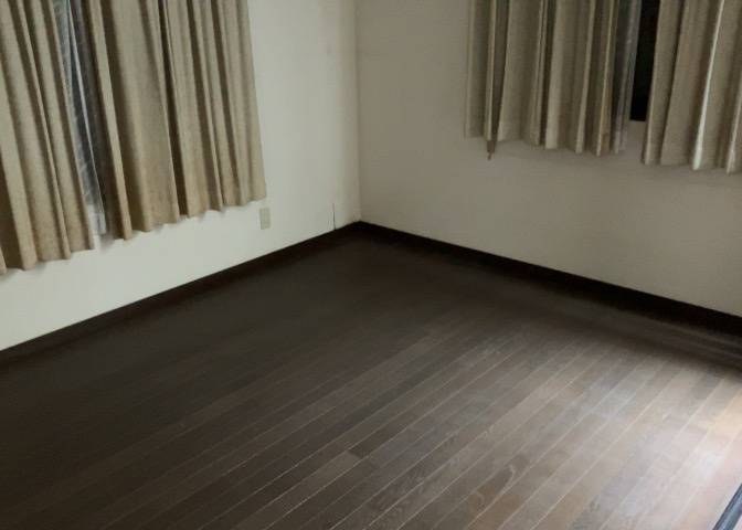 寝室でゆっくりと過ごすためにはベッド周りの適度な空間を担保することや窓の位置、照明の明るさ、寝室の広さなどを考える必要があります。自身や家族の構成とライフスタイルに併せて寝室にする部屋を選びましょう！