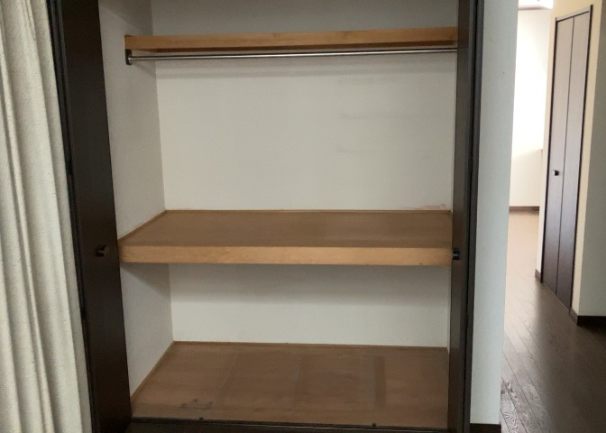 デザイン性を重視しすぎて収納が少なかった！なんてことにならないため、事前に現地で収納の数を確認しておくことをお勧めします。クローゼット以外にも床下収納や屋根裏収納、パントリーなどもチェックしましょう。