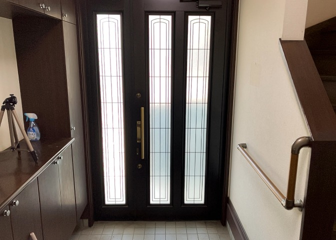 玄関は家の顔でもあり、家族以外の目にも止まる場所です。玄関は外との間を仕切る扉、靴などをしまっておく収納スペース、靴脱ぎのたたきスペース、来客とのやり取りをするドアホンなど複数のアイテムからなります。