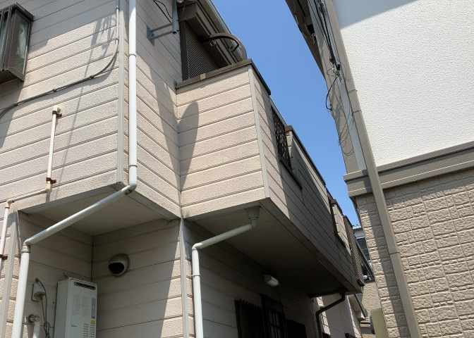 バルコニーは、室外の専用スペースのうち、「屋根がなく開放された空間」であるものを指します。ベランダより広いタイプのものが多く、日当たりもよいため家庭菜園などを楽しみたい人にとって適した環境となります。