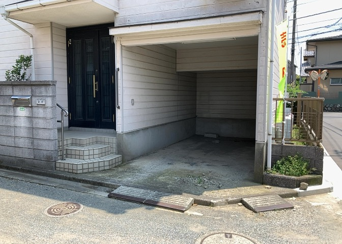 駐車場と明記されていても、最小スペースでつくられた駐車場だと大型車は駐車できなかったり、出入りしにくくなったりする可能性があります。お車のサイズと購入したい物件の駐車場のサイズを現地で確認しましょう。