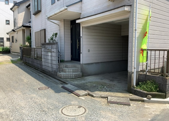 庭があることでガーデニングや家庭菜園はもちろん、こどもの遊び場やペットを放して遊ぶことができます。また、家の周囲に余裕があるということです。隣地との間があれば、十分な日当たりと、風通しが確保できます。