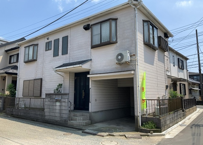 住宅用の土地では前面道路に2m以上接していなければならないと法律で定められています。しかし、お持ちの車のサイズやライフスタイルなどにより、2mでは利便が悪い場合もございますので、事前に確認しましょう。