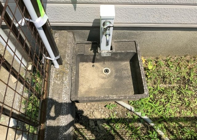 敷地内に散水栓や立水栓があると便利です。水道水を直接利用できるため、水を運ぶ手間を省くことが出来ます。大量の水を必要とする洗車作業や清掃などに役立ちます。その他設備とあわせて、現地でご確認ください。