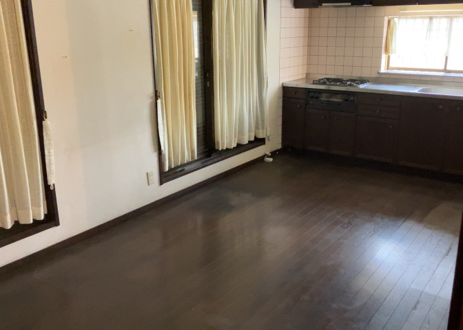 L型アイランドタイプは、キッチンからダイニングにもリビングにも目が行き届くので、とても使いやすい配置です。L字型独立タイプは、キッチンを独立させてるためLDKというよりもLDといった様なイメージです。