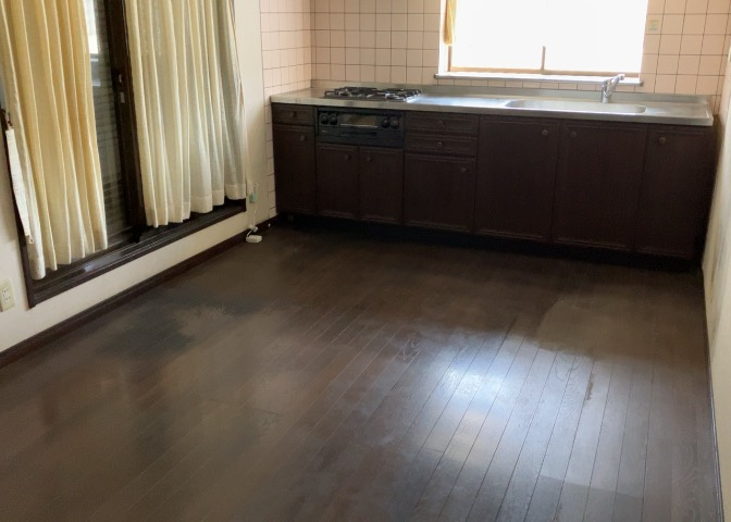 ダイニングは、食事や家族の団らんスペースとしてだけではなく、ほかの用途としても使用することができます。ダイニングテーブルを置き、食事のためのスペースを作ることでリビングとの差別化を図ることができます。