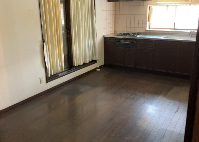 ダイニングにはダイニングテーブルセットなどを置くことが多く、間取りにおいて「D」と略記されますが、食事を作るときの作業場として使用したり、朝食を食べたりするときだけに使われるケースも少なくありません。