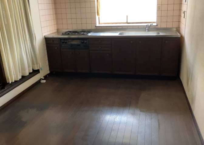 DKの物件でも広く見せたい方は、ダイニングスペースを広く使えるように工夫しましょう。低めのダイニングソファを置くと、家具の圧迫感が減り、広く見せることができ、ダイニングをリビングのように使用できます！