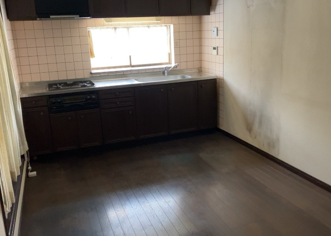 ダイニングとキッチンの間を扉や壁などで仕切らず、一体化させた間取りです。キッチンカウンターがついている物件ならば、食事をキッチンカウンターで取ることで、ダイニングスペースをリビングとして使用できます。