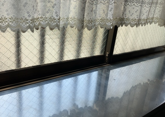 サッシは、ガラス窓に使用される金属製の窓枠です。一般的に住宅建築では、金属製建具工事の段階でガラス類・玄関などと同時に設置されます。種類や構造により断熱性能や遮音性能が異なるので現地でご確認ください。