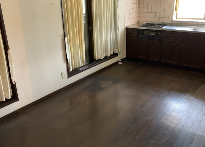 直線タイプはLとDKを一直線に並べた形で対面キッチンのタイプです。一般的なのでよく見かけるかもしれません。直線タイプに似た直接アイランドタイプは、キッチンとダイニングの間に壁がない分広く感じられます。