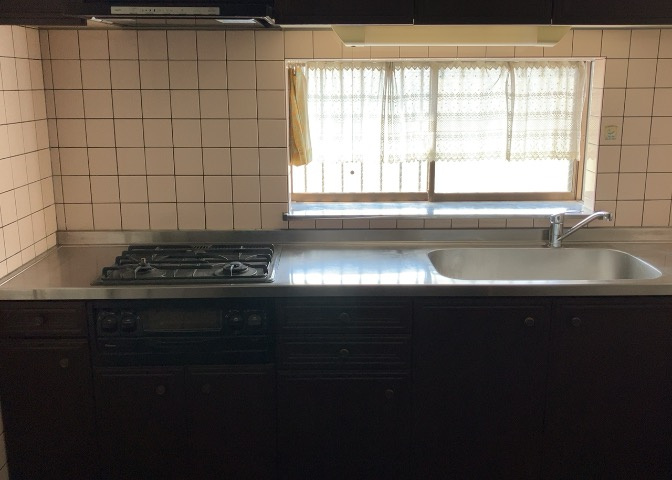 標準的なシステムキッチンの横幅は、165cm～300cm程度です。2100・2400・2550・2700などミリ単位で表記されます。普段どのように料理をするのかを想定しながら合ったサイズを選びましょう